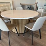 Hvit spisebord i stein