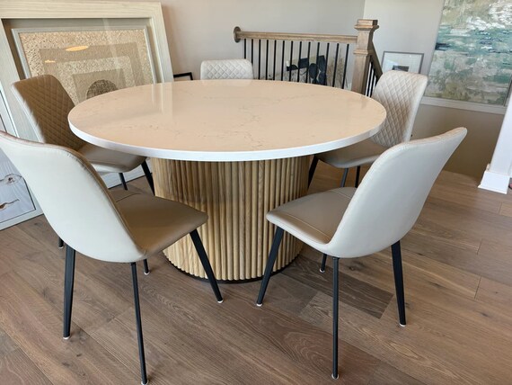 Hvit spisebord i stein