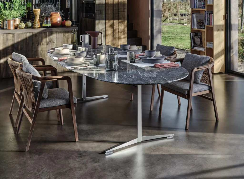 Oval spisbord i svart stein