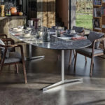 Oval spisbord i svart stein