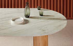 Oval spisebord i keramikk